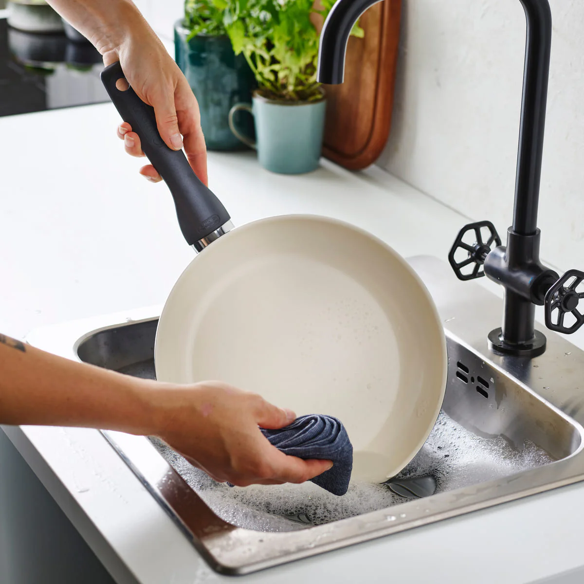 Rio<br> Frying Pan, Black - 26cm - Image 6